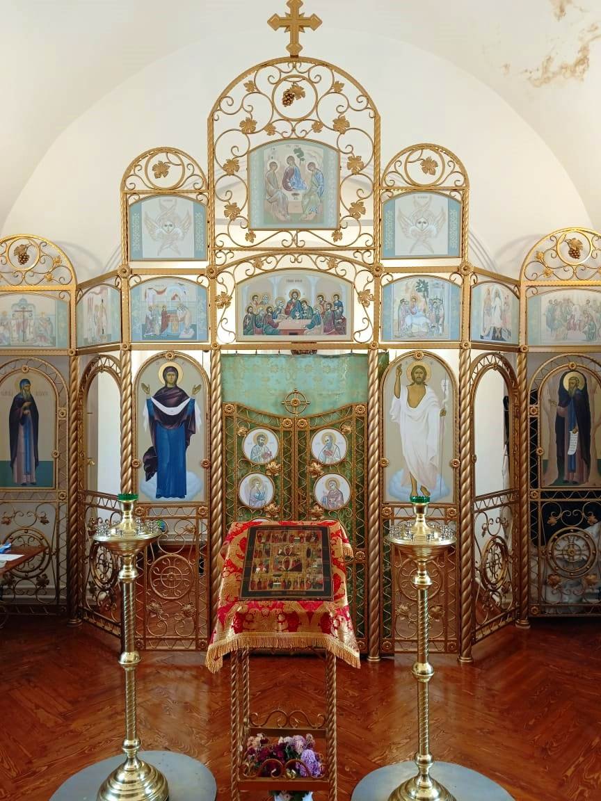 Интерьер храма и кованый иконостас