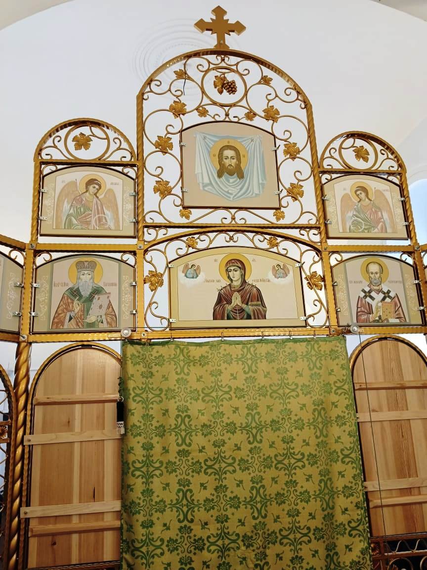 Фрагмент кованого иконостаса