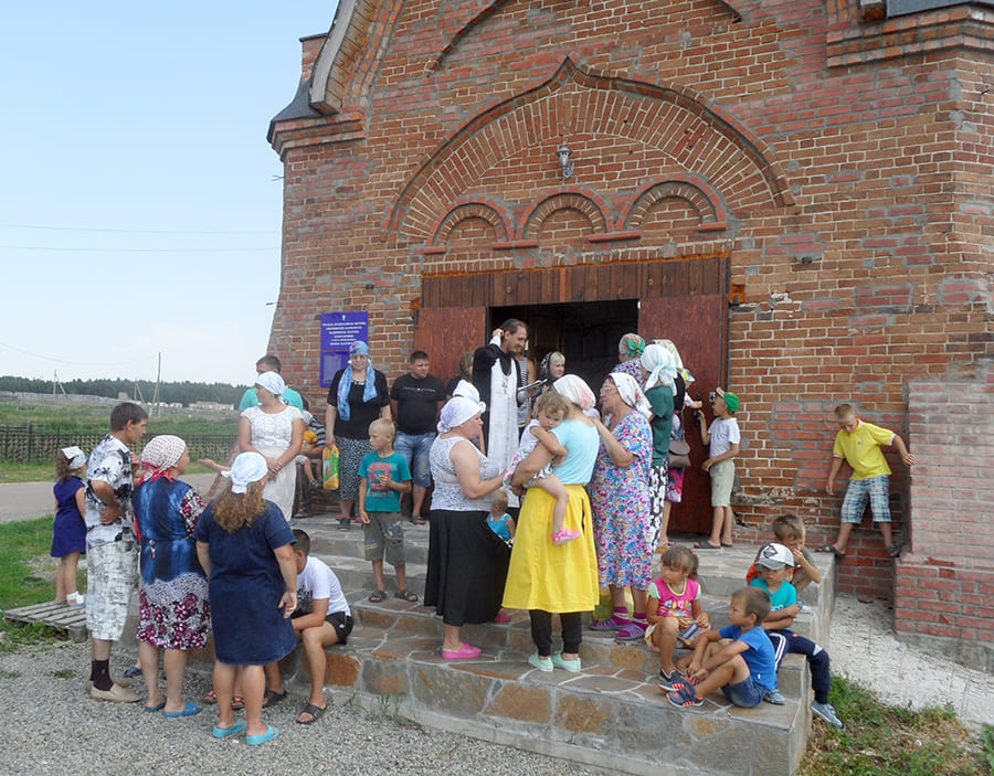 Прихожане у храма